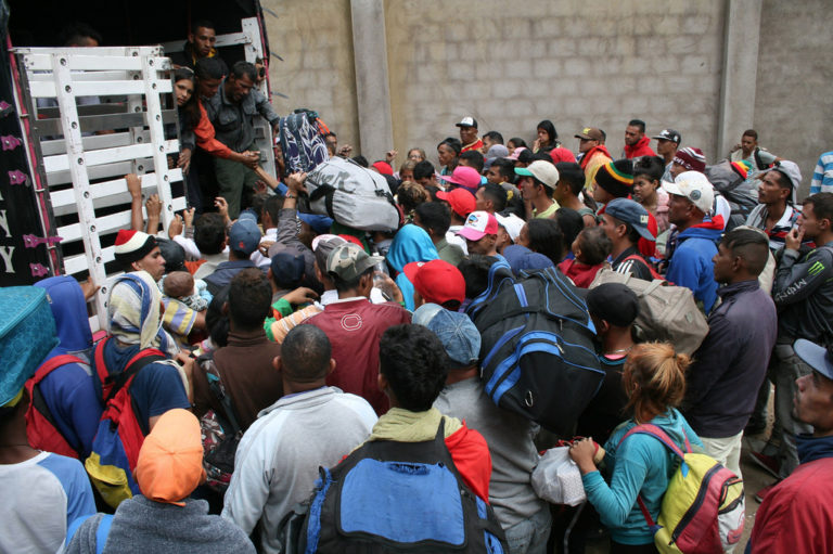 Caminantes y balseros: la soledad de la migración venezolana