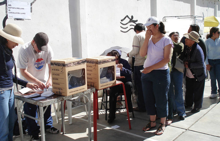 Bolivians return to the polls amid light and shadows