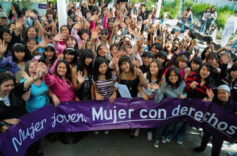 También el Estado viola los derechos de la mujer