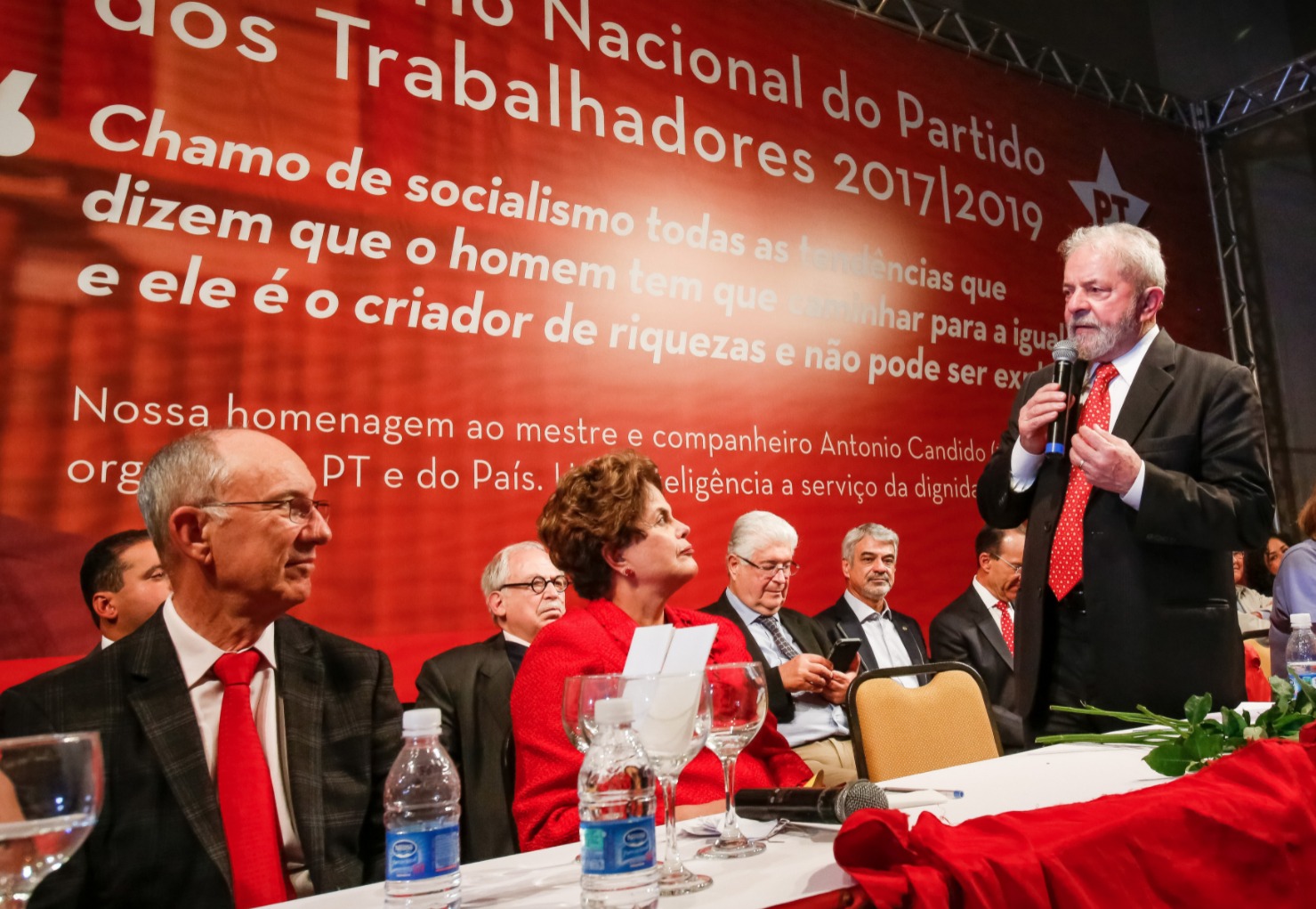 Não podemos deixar os serviços de informações no meio de uma disputa entre partidos″