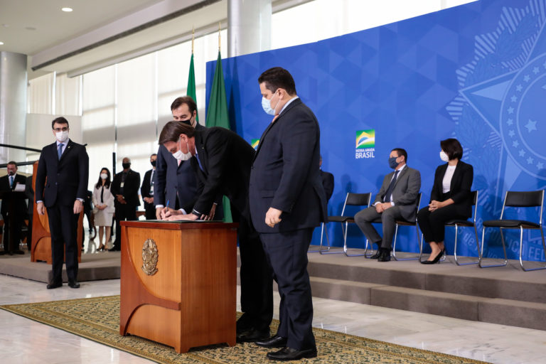 El programa «Auxilio Brasil»: una carrera de obstáculos