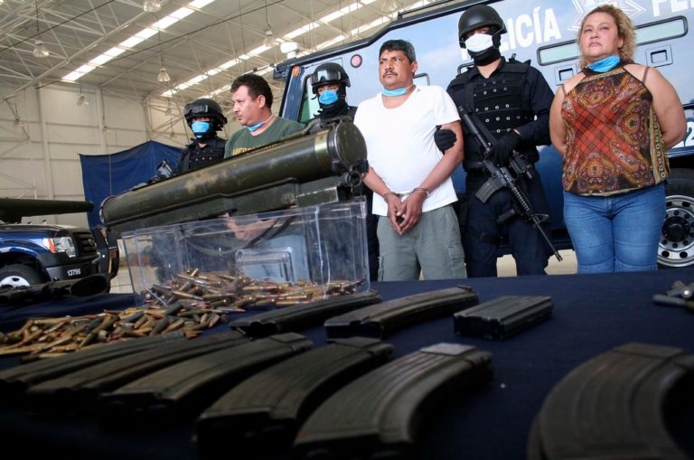 Estados Unidos pone las armas, México los muertos