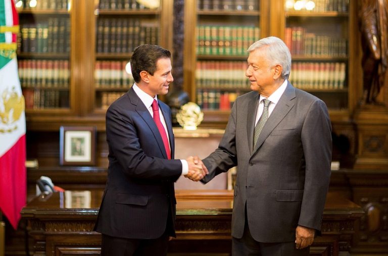 ¿AMLO busca reinstaurar el monopartidismo?
