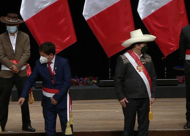 Pedro Castillo se aleja de los radicales