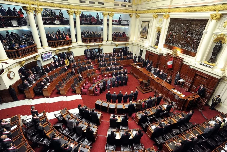 El Estado Botín: del bloqueo de poderes al colapso estatal en el Perú