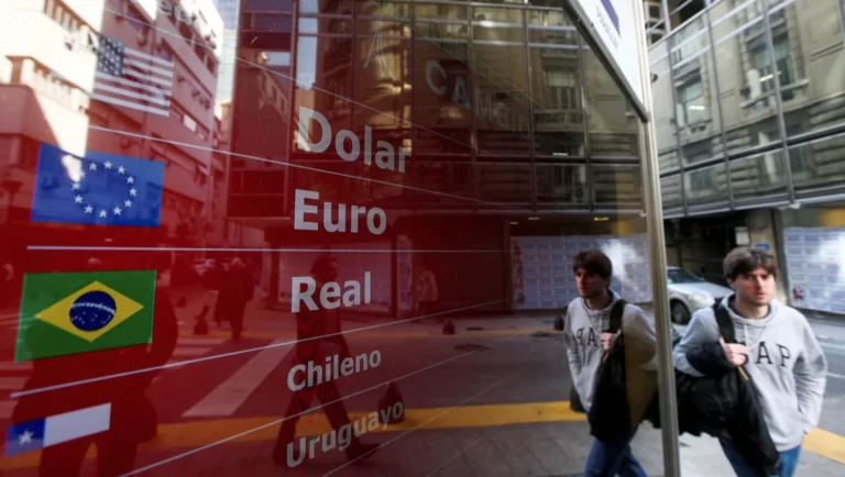 El fortalecimiento del dólar frente a las monedas latinoamericanas