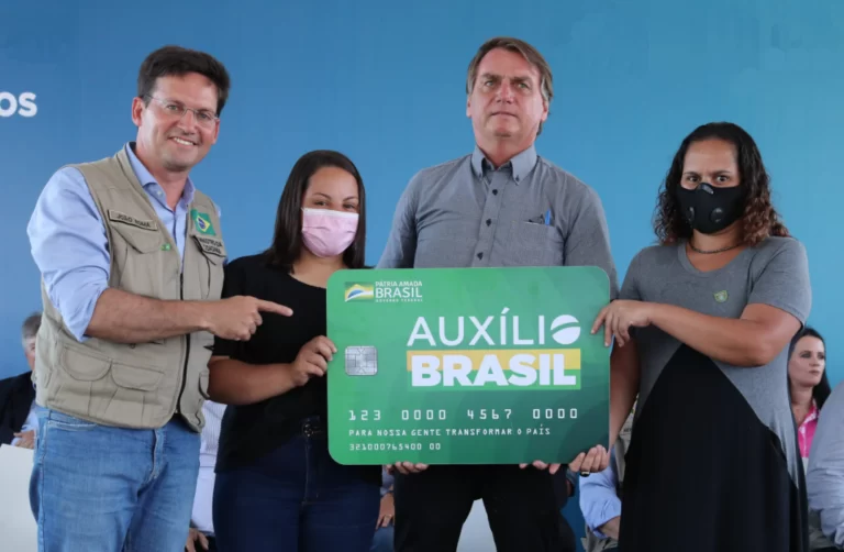 ¿Por qué el aumento de Auxilio Brasil no ha impulsado la popularidad de Bolsonaro?