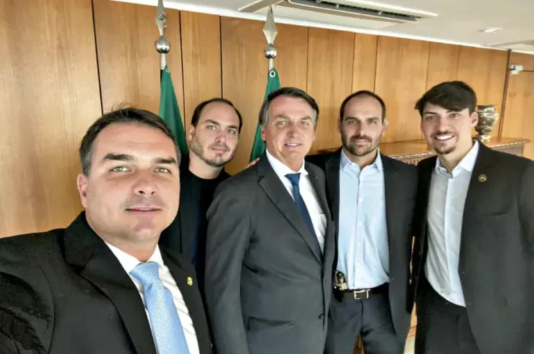 Los cien años de secretismo de Bolsonaro