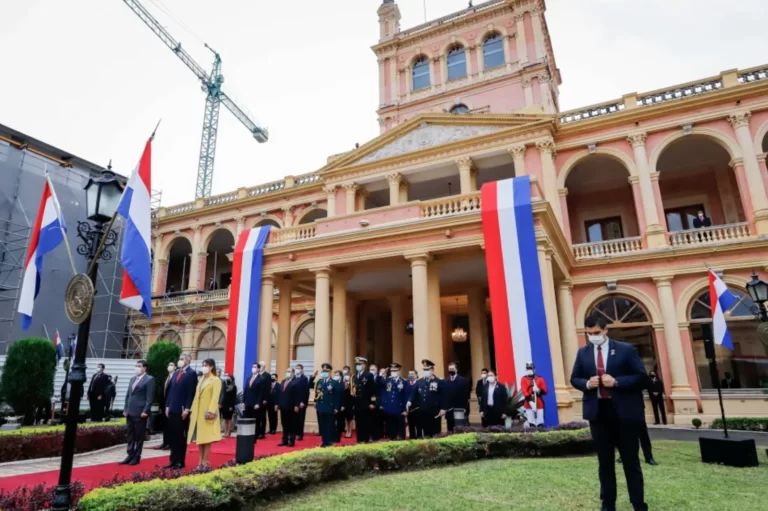 Who are the main presidential pre-candidates in Paraguay?