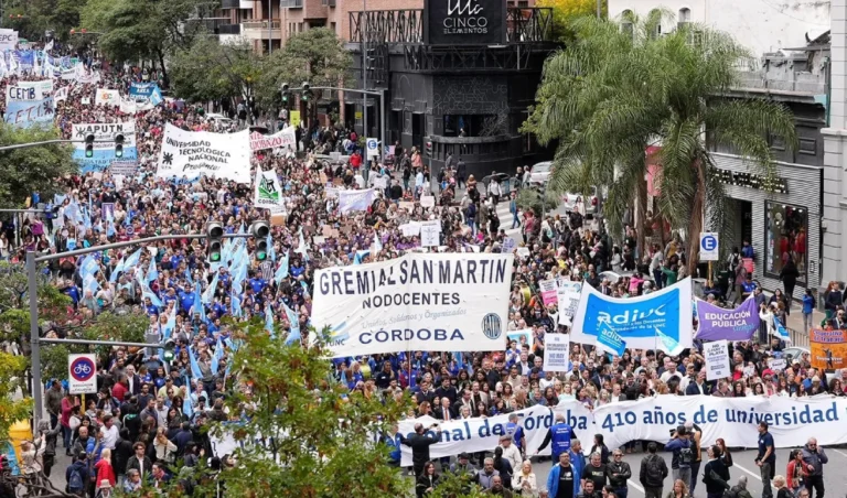 Greve e passeata federal universitária na Argentina