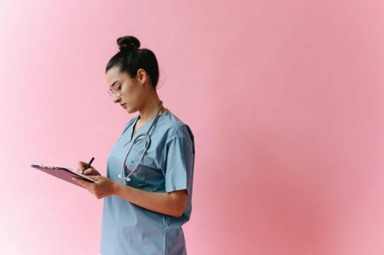 Invisíveis e indispensáveis: as trabalhadoras de colarinho rosa na América Latina