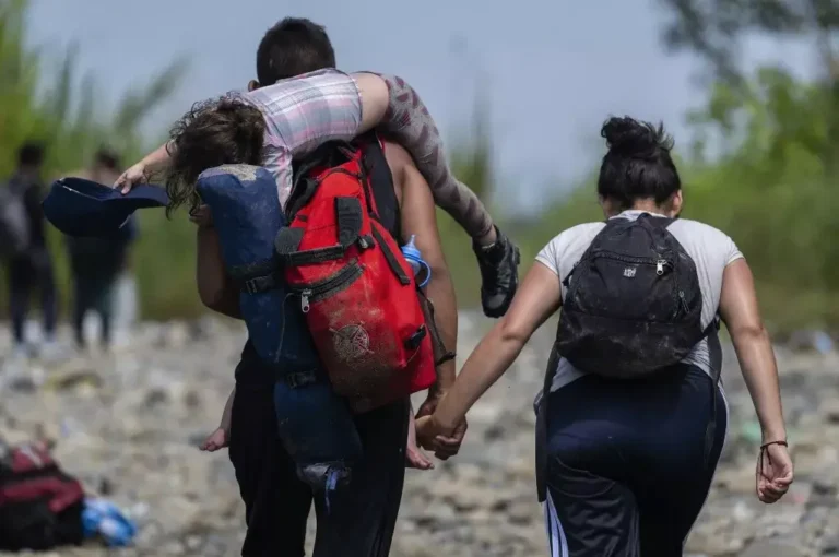 Invisibles y vulnerables: la nueva realidad de los migrantes bajo el gobierno de Petro