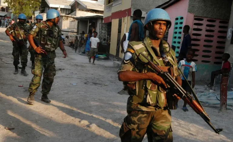 “Estado falido”: o rótulo que encobre a crise no Haiti e sustenta a lógica da intervenção internacional