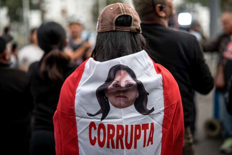 Incapacidade moral no Peru: democracia cansada e o fim do ciclo Boluarte