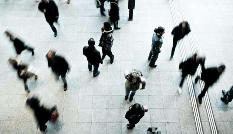 Quem leva o sustento para casa? Quando a paridade salarial choca com os estereótipos de gênero