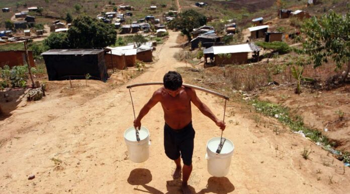 Para além do crescimento: o papel do Estado na redução da pobreza no México